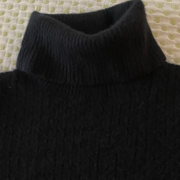 🌲L.L. Bean Women’s Cashmere Turtle Neck🌲 - Picture 2 of 4